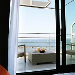 Atlantic & מלון 4*